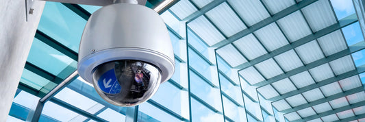 ¿Es obligatorio informar si hay cámaras con alarma?