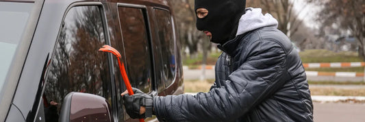 ladrón robando un auto